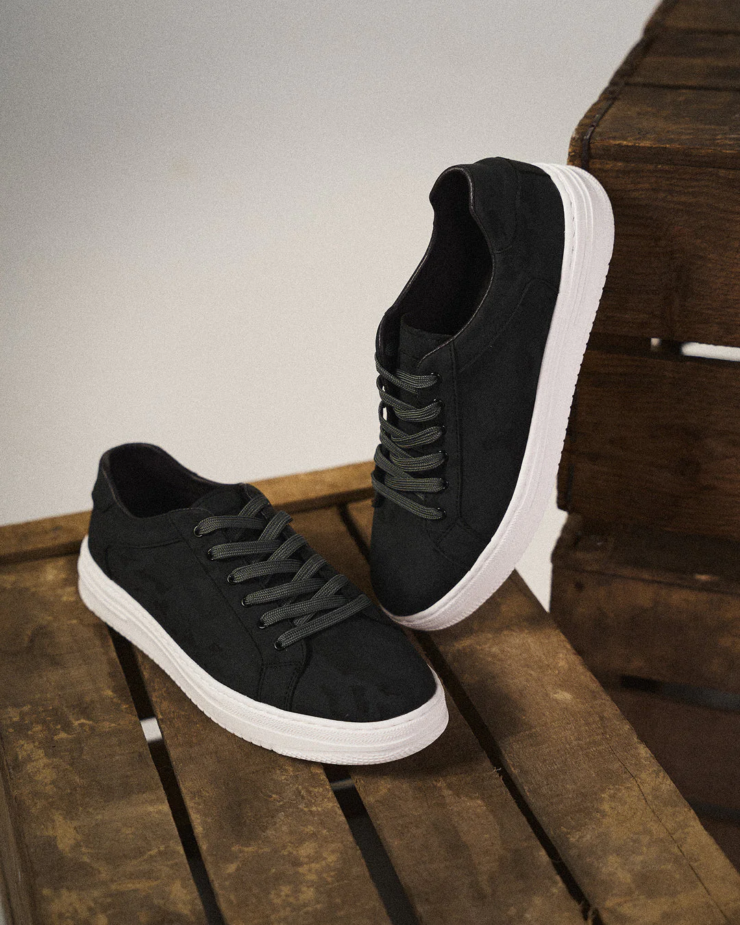 Finn | Classic Low-Top Men's Trainers with Lace-Up Front - Image 3